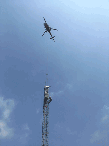 montaggio gru con elicottero