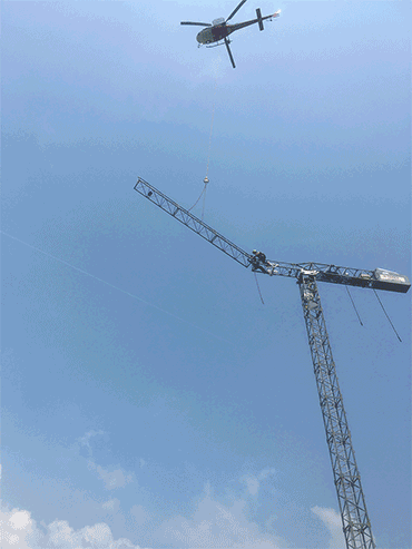 montaggio gru con elicottero