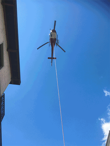 montaggio gru con elicottero